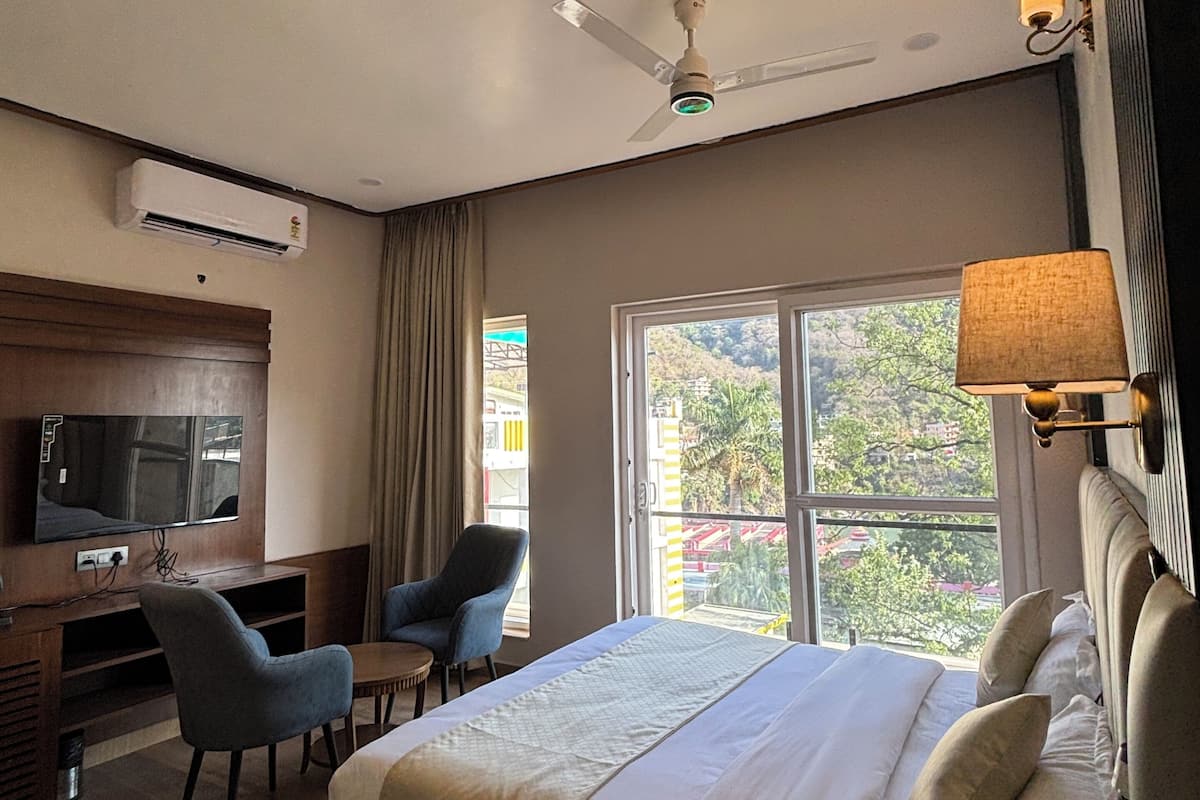 Classic Double or Twin Room, Mountain View | In-room safe, desk, laptop workspace, free WiFi