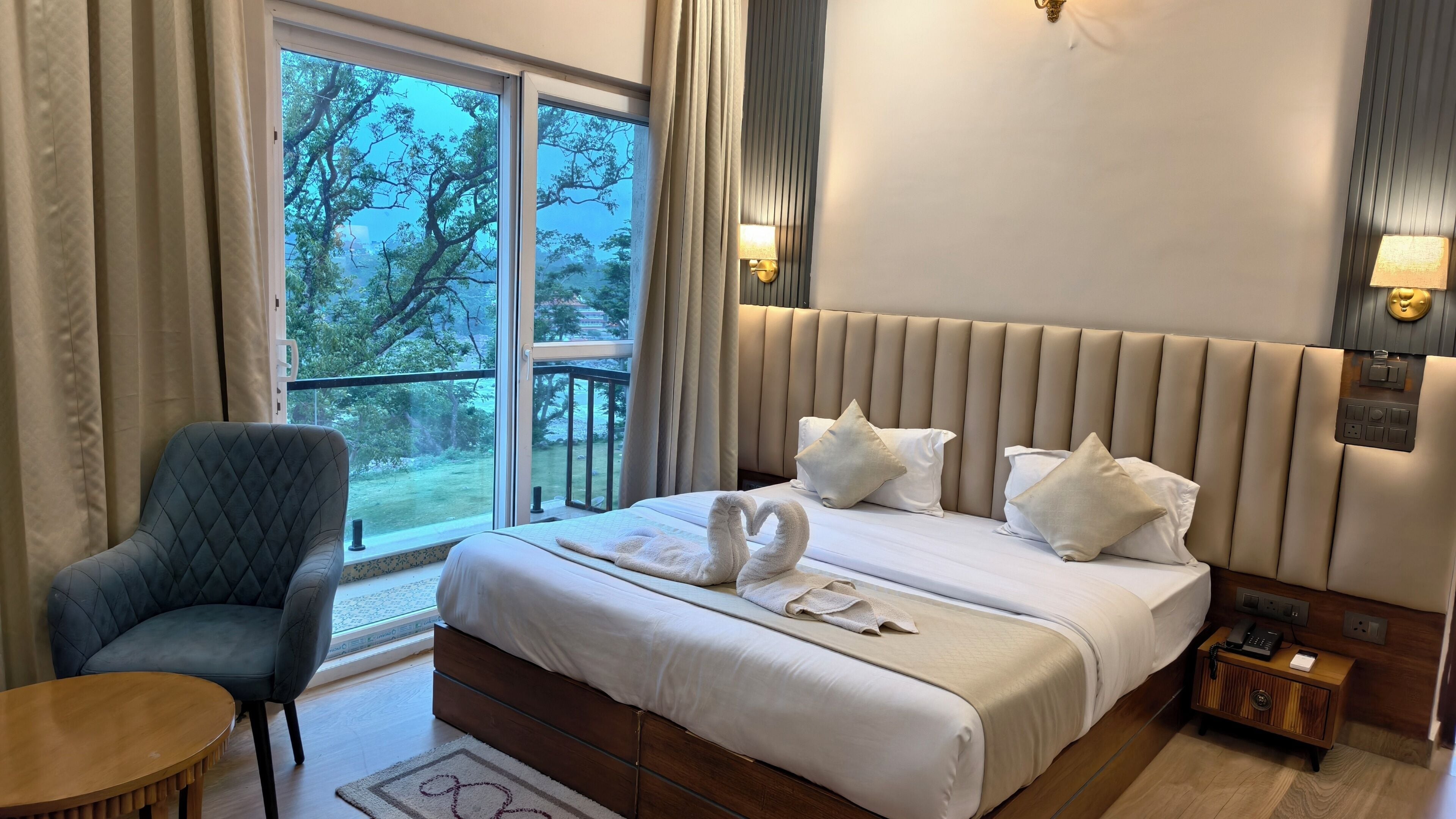 Habitación de lujo, vistas al río | Caja fuerte, escritorio, espacio para trabajar con un portátil