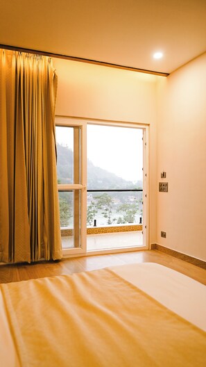 In-room safe, desk, laptop workspace, free WiFi - Ramana on the Ganges (Tapovan, Rishikesh)