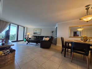Smart TV - Beachfront Marco Island Luxury Condo 304-T4, 2Bd 2Ba, Ocean, Pool & Beach (Marco Island)