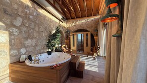 Suite Royal, vista a la montaña | Baño | Secadora de cabello, pantuflas, toallas, jabón 