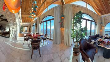 Suite Royal, vista a la montaña | Restaurantes