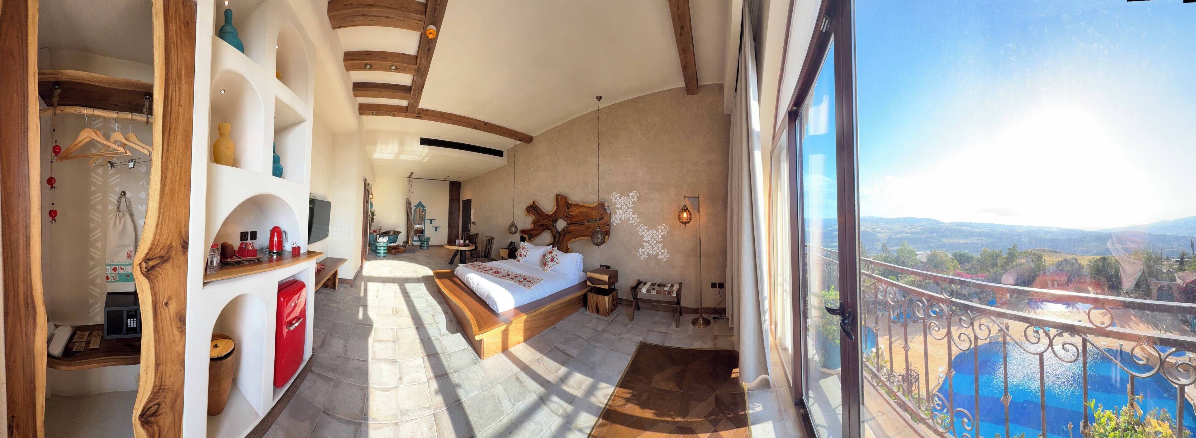 Suite de lujo, vista a la montaña | Caja de seguridad en la habitación y escritorio 