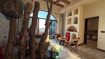 Luxury Suite, Balcony, Mountain View | Interior
