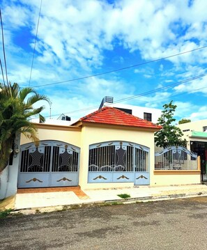 Exterior - Close to everything and very cozy home, definitely feel home away from home (Santiago de los Caballeros)