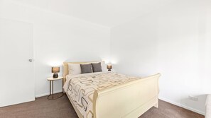 Escritorio, cuna de viaje, wifi y ropa de cama 