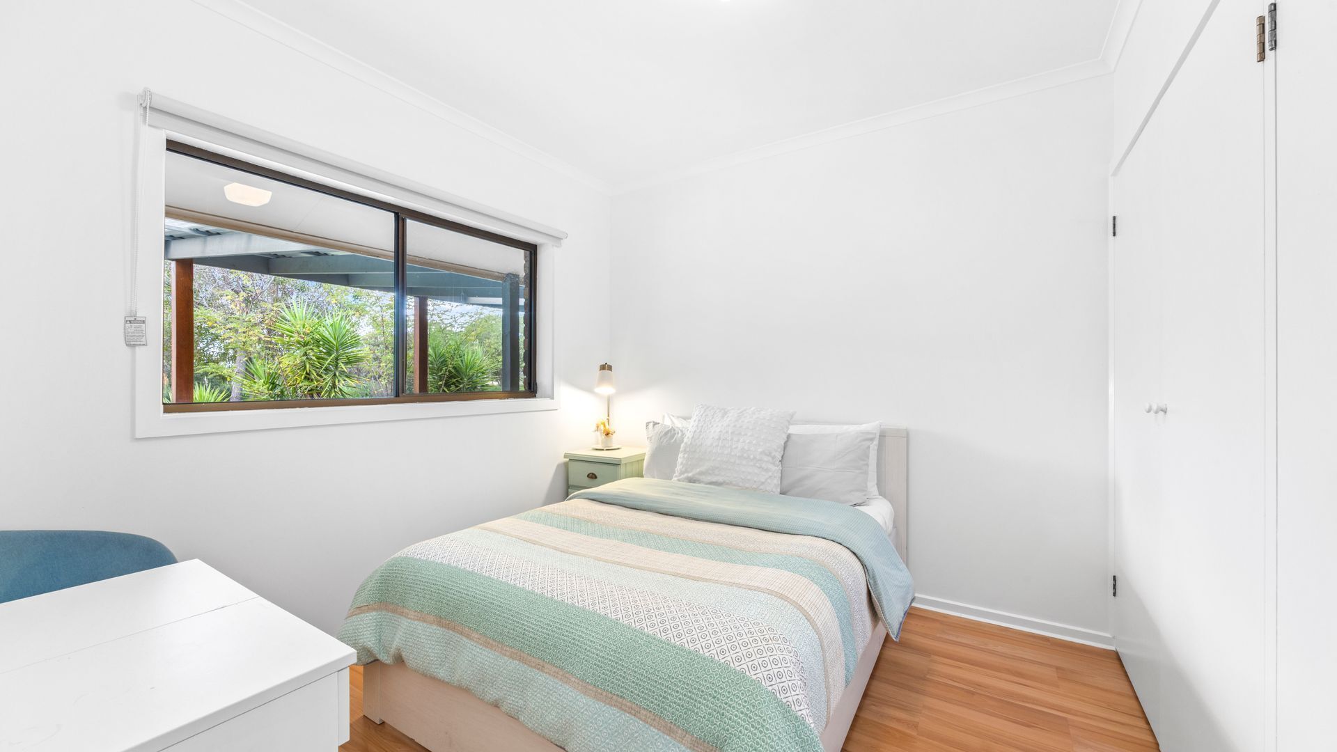 Desk, travel cot, WiFi, bed sheets