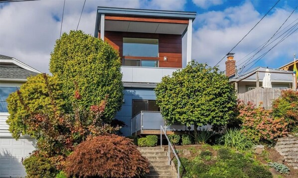 Exterior detail - World Cup Home Near Lumen Field / Seattle Stadium (Seattle)