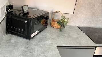 Kühlschrank, Mikrowelle, Ofen, Herdplatte