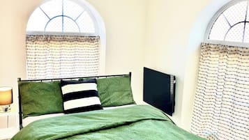 Een strijkplank/strijkijzer, gratis wifi, beddengoed