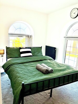 Iron/ironing board, free WiFi, bed sheets - Falcon Crest Lodge | Sleeps 7 |Wi-Fi |Free Parking (West Midlands)