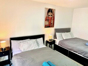 Een strijkplank/strijkijzer, gratis wifi, beddengoed