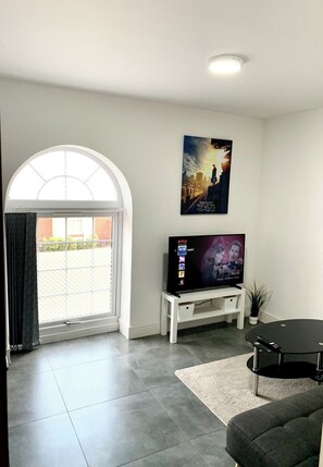 TV - Falcon Crest Lodge | Sleeps 7 |Wi-Fi |Free Parking (West Midlands)