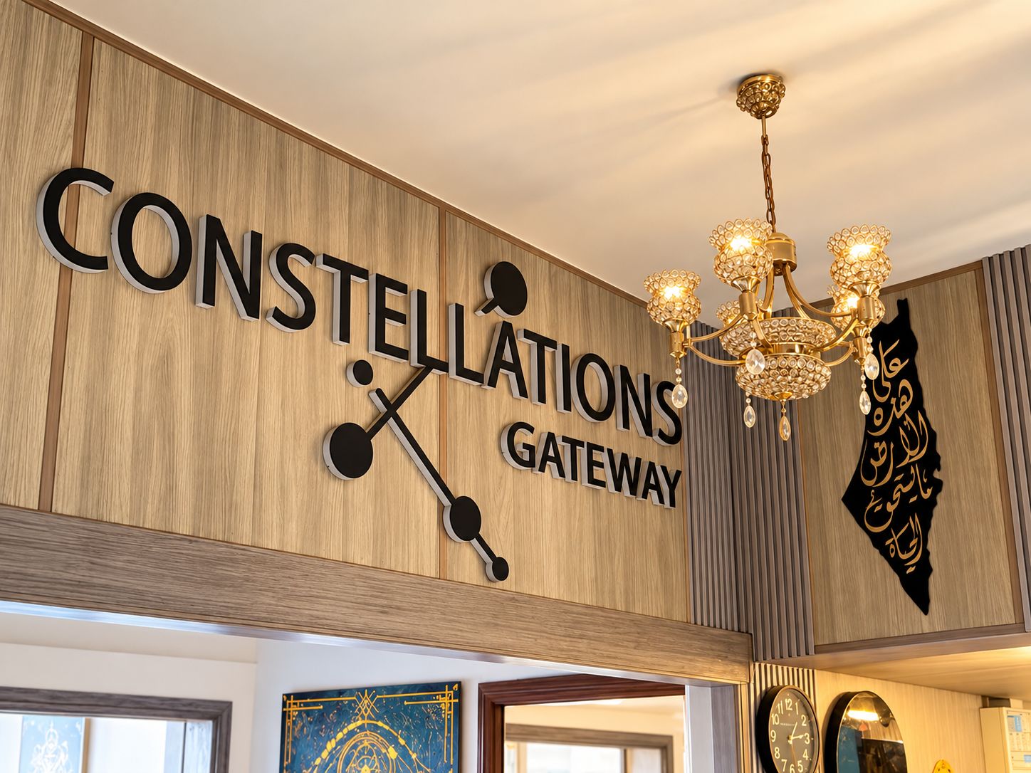Une enseigne portant l’inscription « CONSTELLATIONS GATEWAY », ornée d’un motif représentant une constellation d’étoiles et d’un lustre.