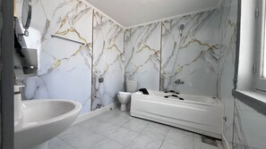 Deluxe Double Room | Bathroom - Constellations Gateway Boutique Hotel (Cairo)
