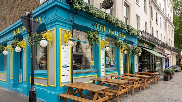 A blue exterior of a pub with outdoor seating and a sign reading 'The Gallery.' - Spacious East London Home with a beautiful Garden - Pass the Keys (London)