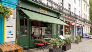A Georgian restaurant with outdoor seating and a green awning. - Spacious East London Home with a beautiful Garden - Pass the Keys (London)