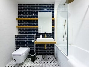 Ein Badezimmer mit Toilette, Waschbecken und Dusche.