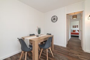 Dining - Homely flat in Wembley, close to the stadium (Wembley)