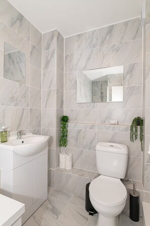 Bathroom - Homely flat in Wembley, close to the stadium (Wembley)