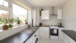 Eine moderne Küche mit Geschirrspüler, Herd und Spüle.