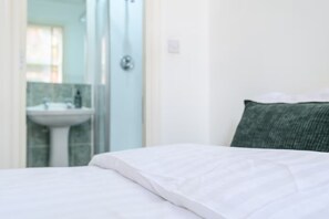 Iron/ironing board, free WiFi, bed sheets - Leeds Centre Leeds Retreat for Families/Friends - Pass the Keys (Leeds)
