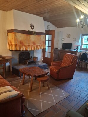 Living area - Authentic Vendée farmhouse set in a large wooded area 15 minutes from the sea (saint jean de monts)