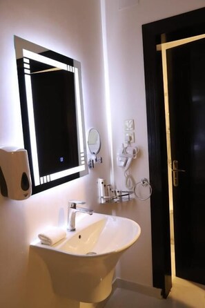 Free toiletries, hair dryer, slippers, towels - Goden Bujari hotel (Bisha)