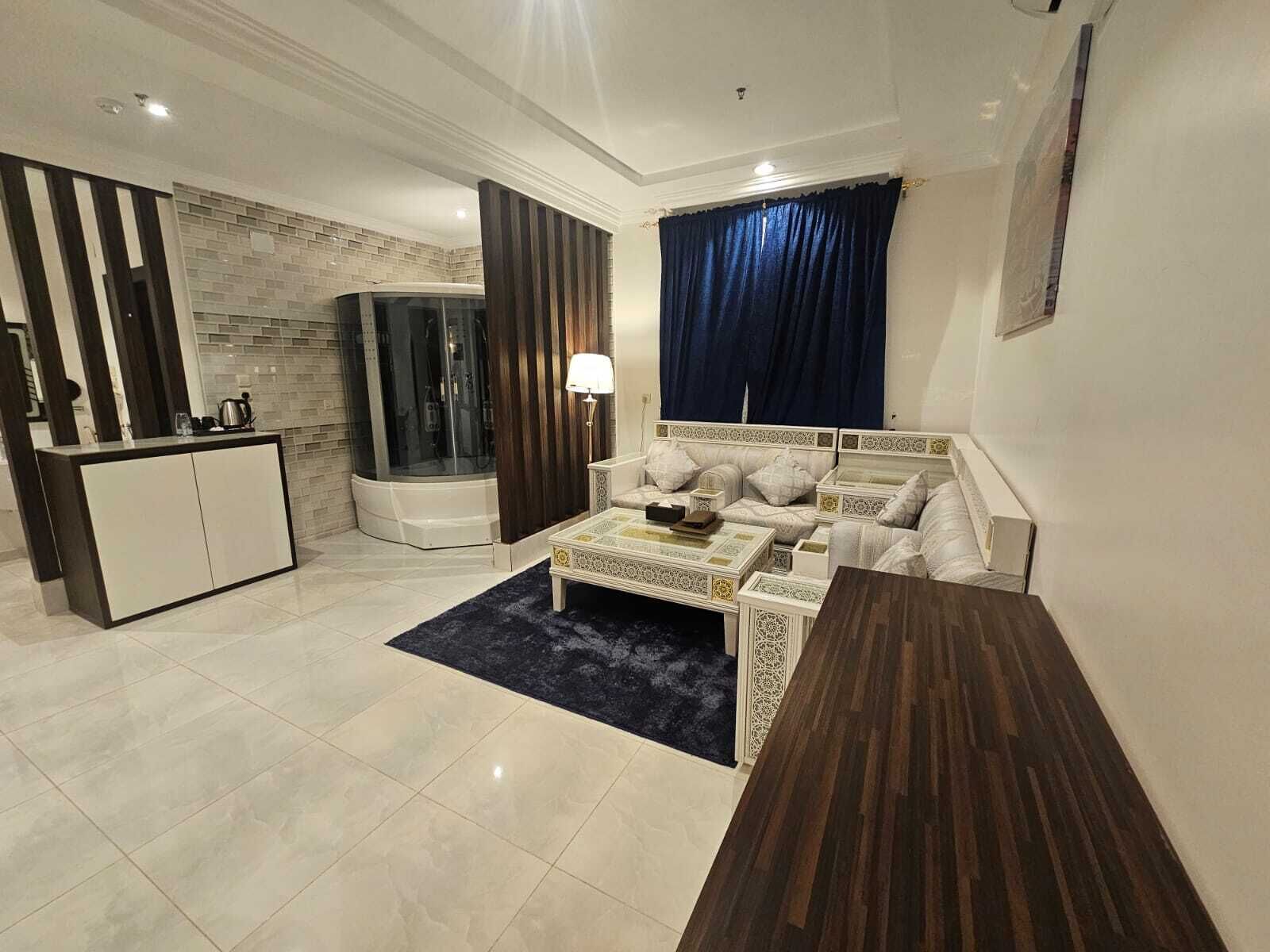 Luxury Suite | 욕실 편의 시설 | 별도의 욕조 및 샤워 시설, 레인폴 샤워기, 고급 세면용품, 헤어드라이어