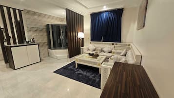 Luxury Suite | Amenidades de baño | Tina y regadera independientes y regadera tipo lluvia