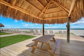 Outdoor dining - Paradise Beach Getaway  Steps to Sand & Gulf Views  King Bed + Sofa Bed (Fort Myers Beach)