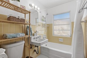 Secadora de cabello, toallas, jabón, papel de baño 