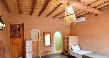 Room with private terrace in a farmhouse in the heart of the palm grove