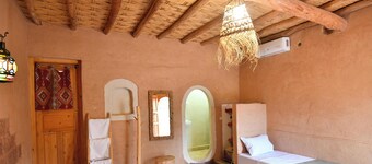 Room with private terrace in a farmhouse in the heart of the palm grove