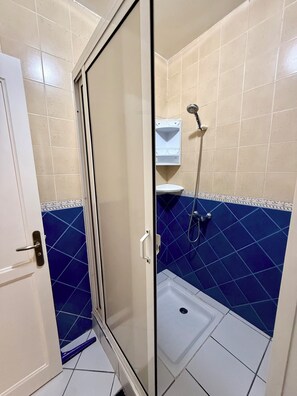Een douche, een haardroger, handdoeken, zeep