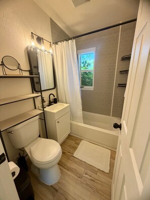 Hårtørrer, håndklæder, Sæbe, Toiletpapir