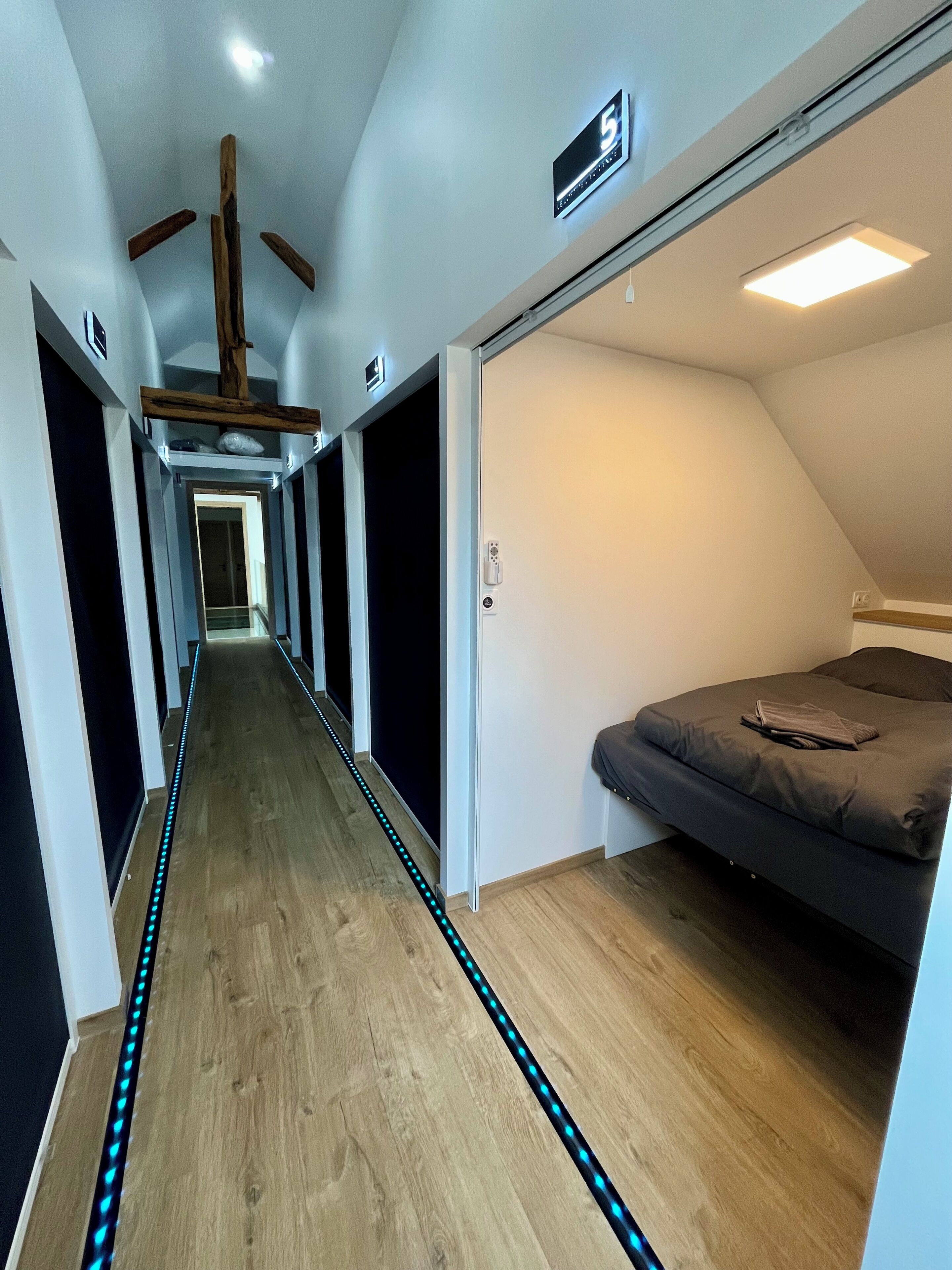 11 bedrooms, WiFi, bed sheets