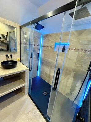 Shower, hair dryer, towels, soap - Vrbo Property (Léglantiers)