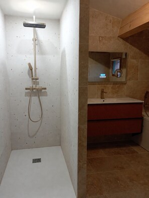 Douche, sèche-cheveux, serviettes fournies, savon