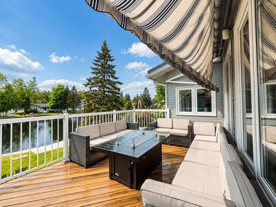 Canalside summer cottage w/ river views, fire table & outdoor cushioned seating