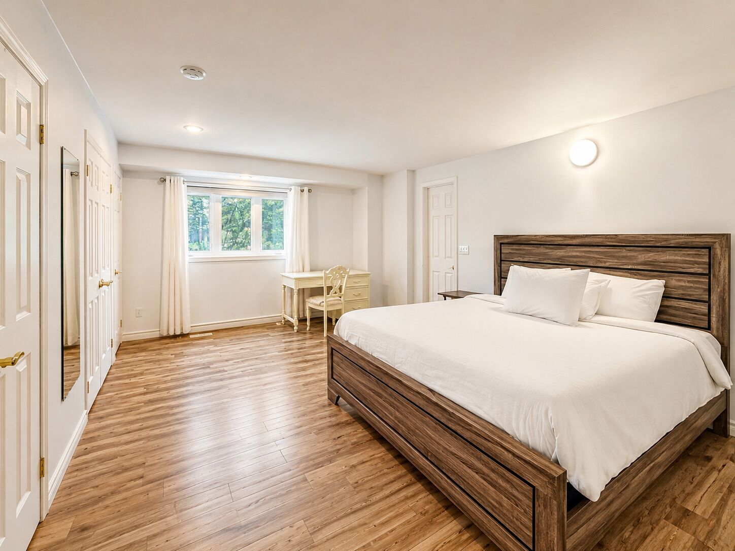 5 bedrooms, iron/ironing board, Internet, bed sheets