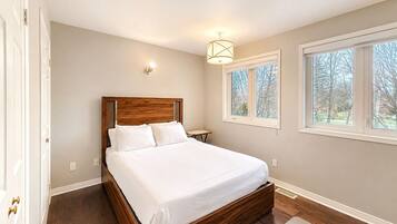 5 bedrooms, iron/ironing board, Internet, bed sheets