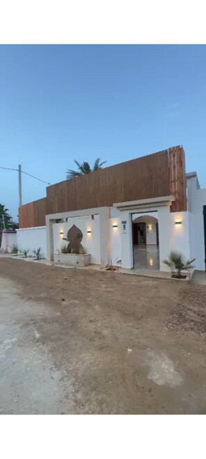 المنطقة المحيطة بالمنشأة
