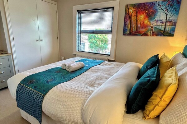 Character Bedford Apartment With Two Bedrooms - Bedford