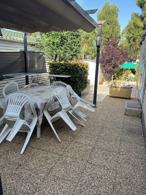 Outdoor dining - Air-conditioned mobile home 6Pers 40m2 Camping swimming pool/near the sea (La Londe-les-Maures)