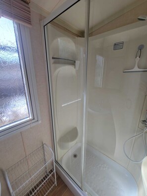 Shower, soap, shampoo, toilet paper - Air-conditioned mobile home 6Pers 40m2 Camping swimming pool/near the sea (La Londe-les-Maures)