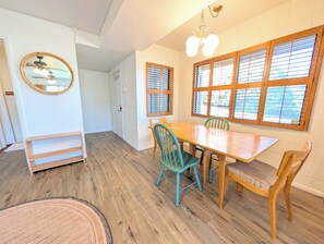 Dining - Roomy, Cute + Mountain Views 1 Bedroom Full Kitchen (Prescott Valley)