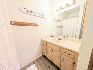 Hair dryer, towels, soap, shampoo - Roomy, Cute + Mountain Views 1 Bedroom Full Kitchen (Prescott Valley)