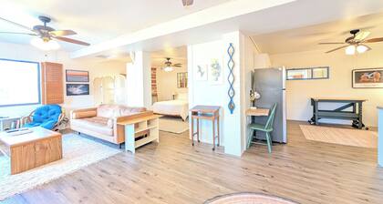 Roomy, Cute + Mountain Views 1 Bedroom Full Kitchen