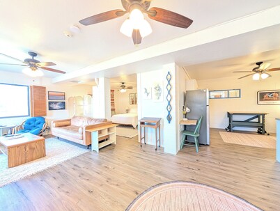 Roomy, Cute + Mountain Views 1 Bedroom Full Kitchen